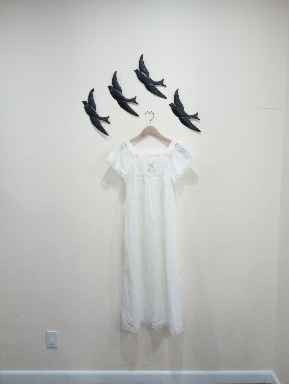 Vintage Barbizon White Embroidered Floral and Lace Nightgown - M - Picture 4 of 8